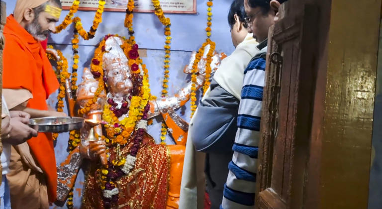 महाशिवरात्रि से पहले यूपी के संभल में फिर से खोले गए शिव मंदिर, बढ़ाई ...